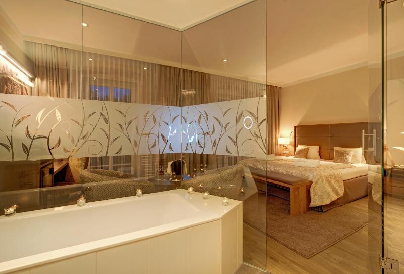 Deluxe Double Room with Bath image 3