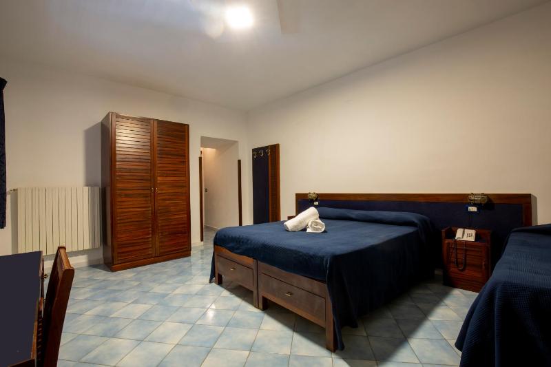 Classic Quadruple Room image 3