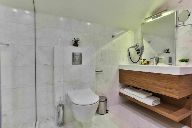 Deluxe Suite with Sea View image 4