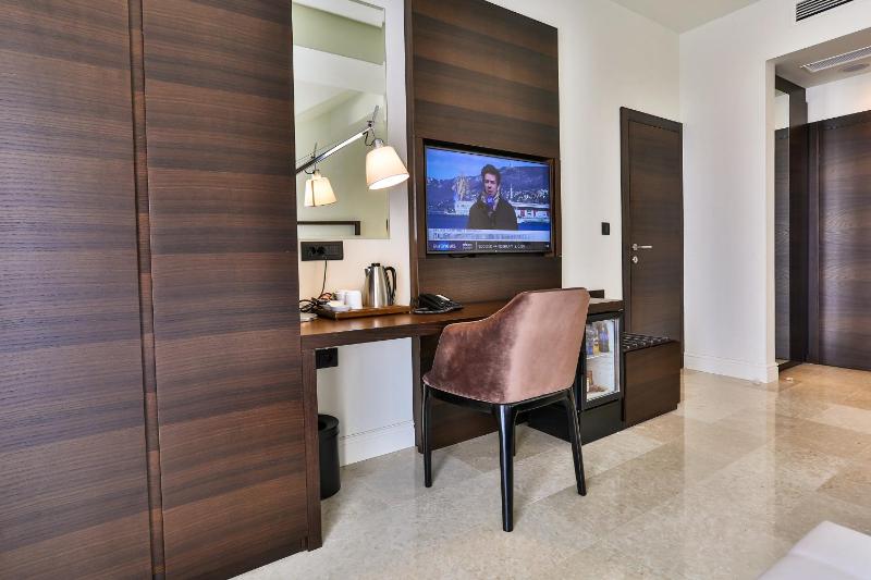 Deluxe Suite with Sea View image 3