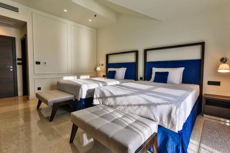 Deluxe Suite with Sea View image 2