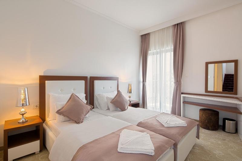 Deluxe Twin Room image 1