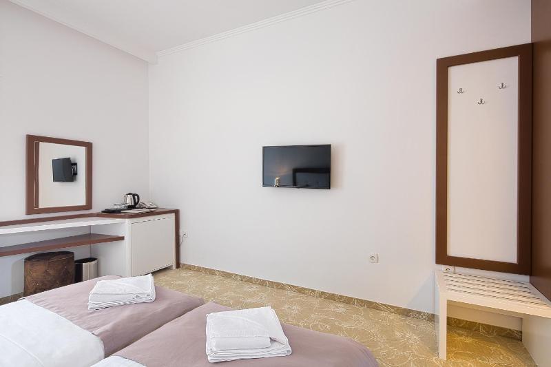 Superior Twin Room image 4