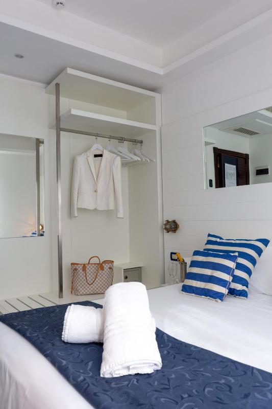 Double or Twin Room with Sea View image 4