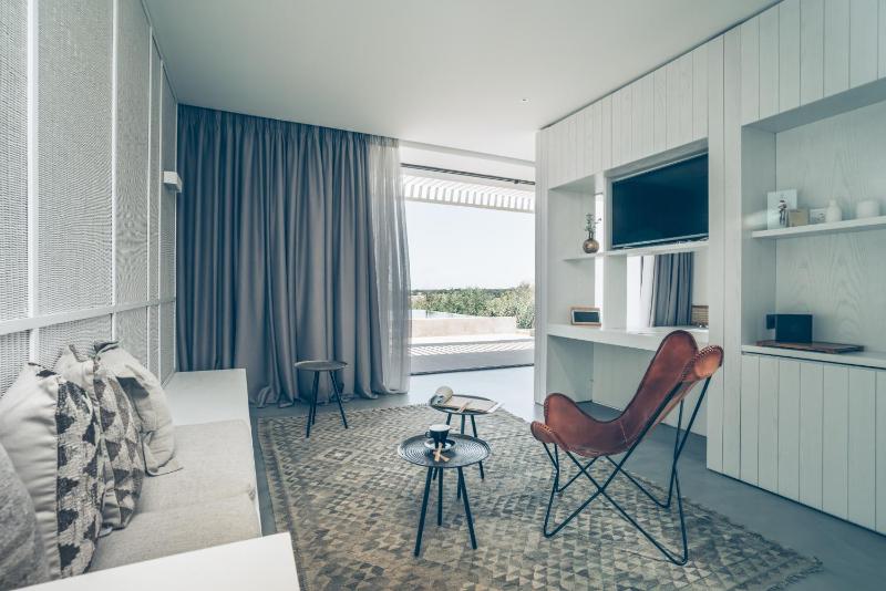 Honeymoon Suite image 3