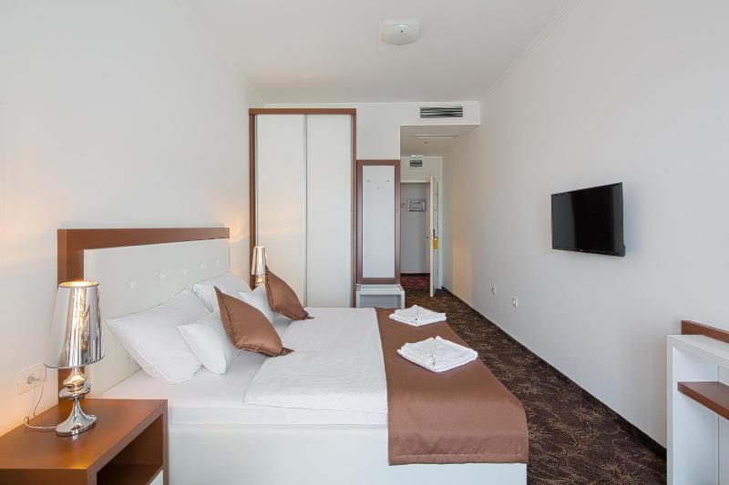 Double Room with Sea View image 3