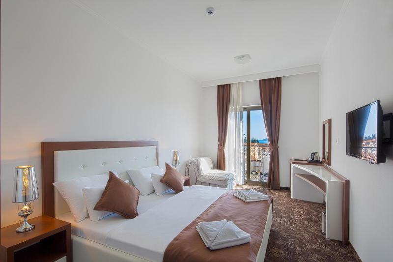 Double Room with Sea View image 1