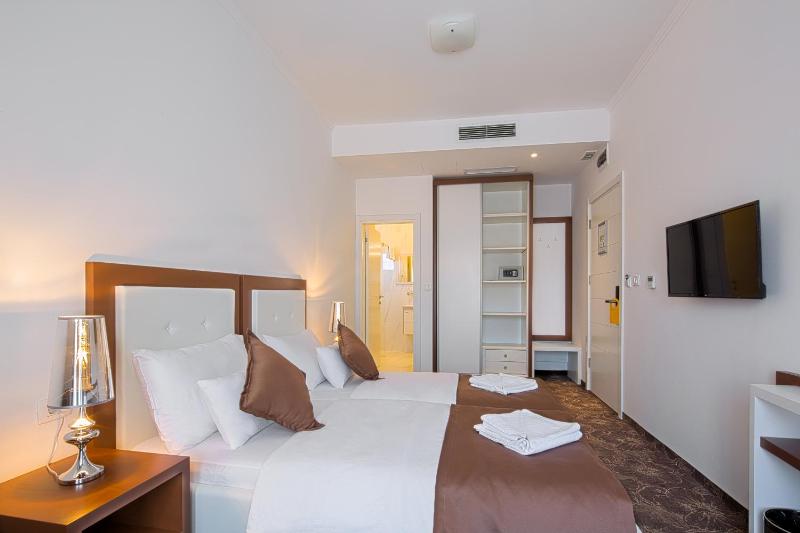 Superior Twin Room image 3