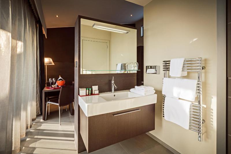 Standard Double Room image 2