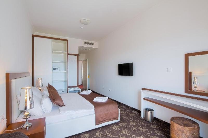 Double Room with Sea View image 2