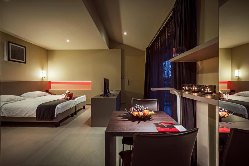 Deluxe Double Room image 3