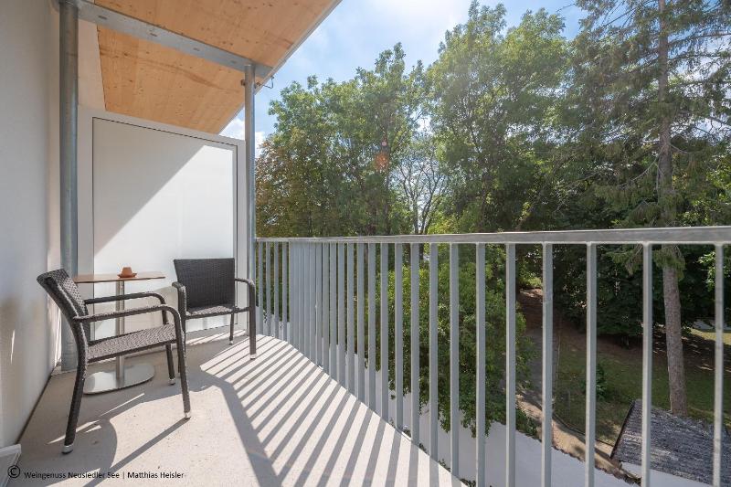 Double Room with Balcony - Parkside image 3