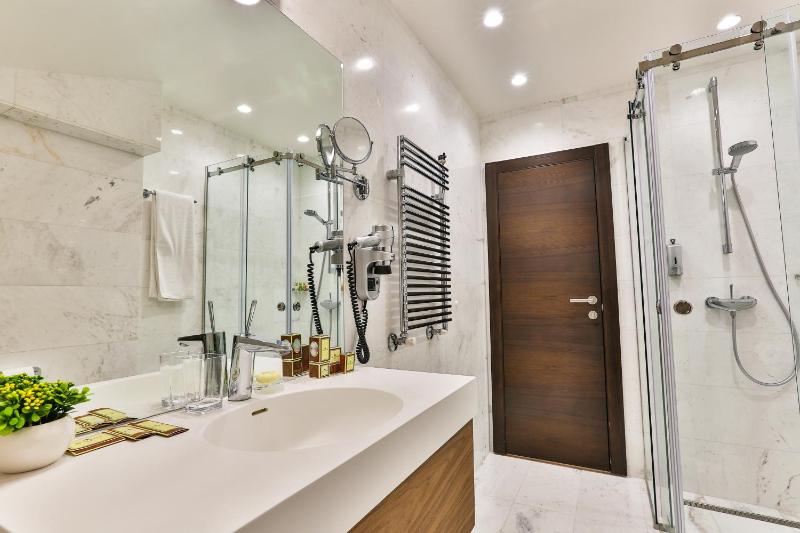Junior Suite with Mountain View image 3