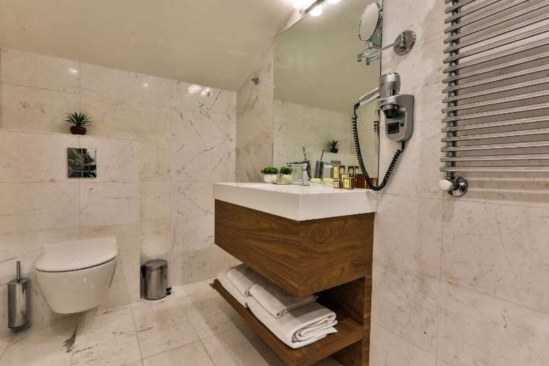 Junior Suite with Mountain View image 2