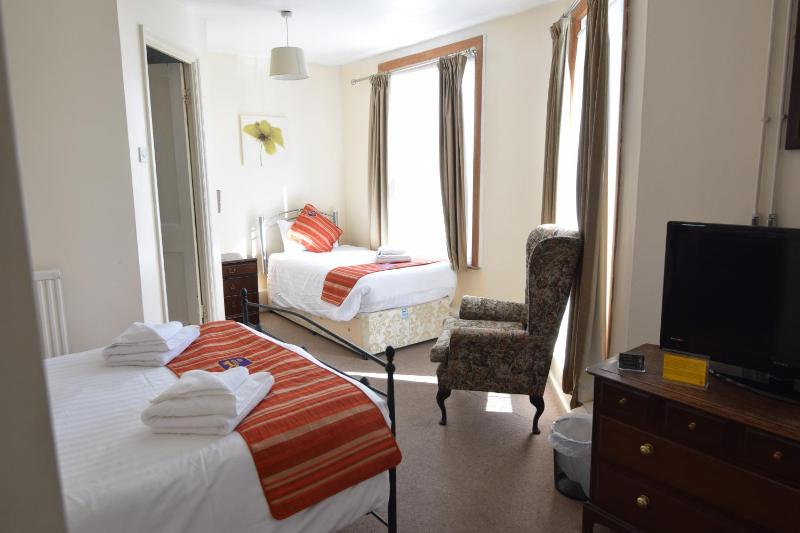 Triple Room with Private Bathroom image 4