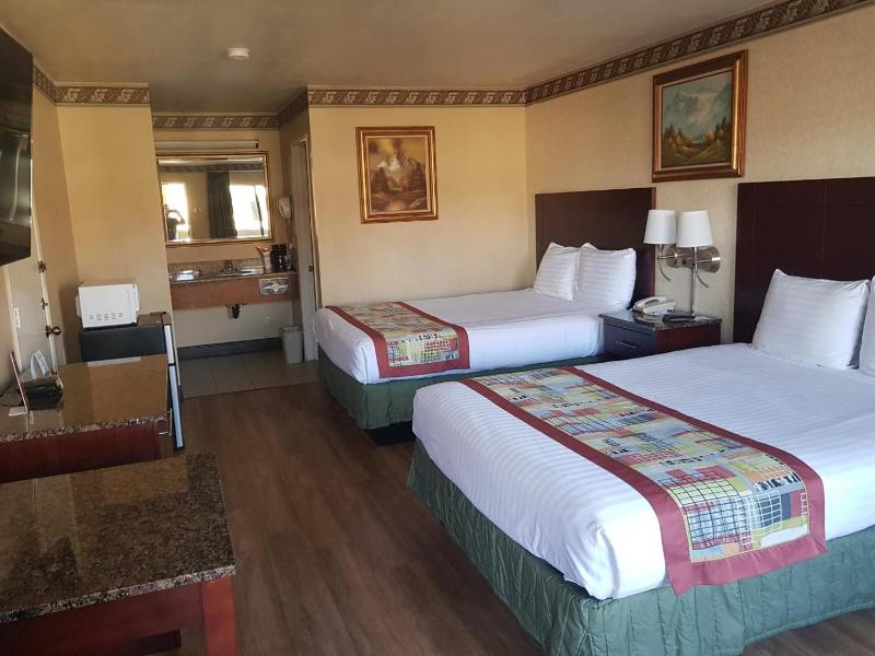 Queen Room with Two Queen Beds - Non-Smoking image 2