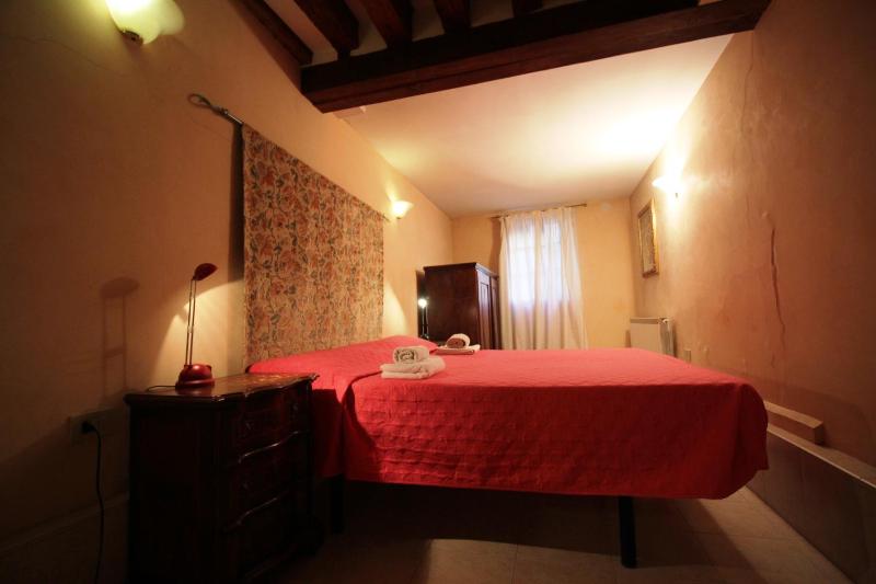 One Bedroom Apartment with Canal View (3 Adults) - 3289 Fondamenta dei Furlani, Castello image 4
