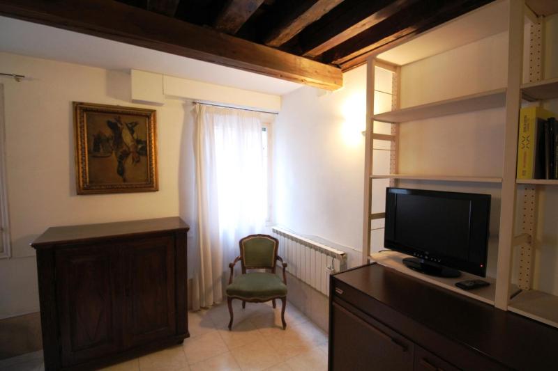 One Bedroom Apartment with Canal View (3 Adults) - 3289 Fondamenta dei Furlani, Castello image 3