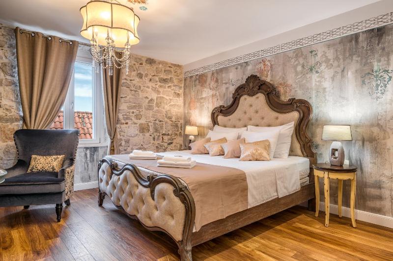 Grand Luxury Suite with Terrace & City View  image 4