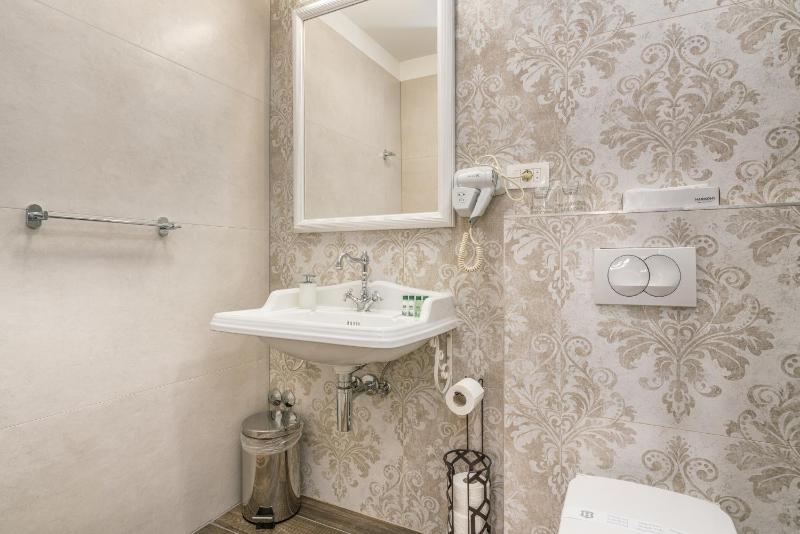 Deluxe Queen Room image 4