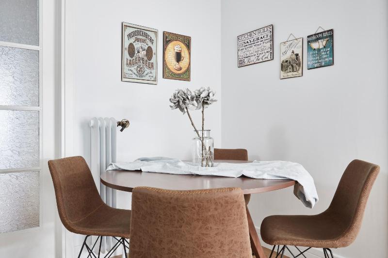 Luxury n Chic Athens Museum Apt - image 6