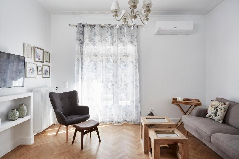 Luxury n Chic Athens Museum Apt - image 16