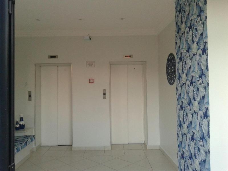 BIWA Condomínio cm Piscina 1garagem WI-FI 300 Mega Central de vigilância remota  Centro do Guarujá próximo à Praia da Enseada e próx do Comércio horários check-in e check-out flexíveis - image 8