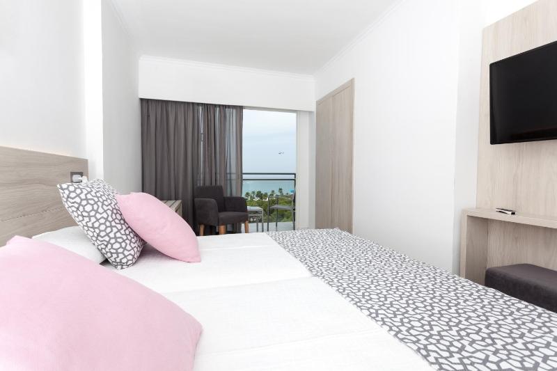 Standard Double Room with Side Sea View image 2