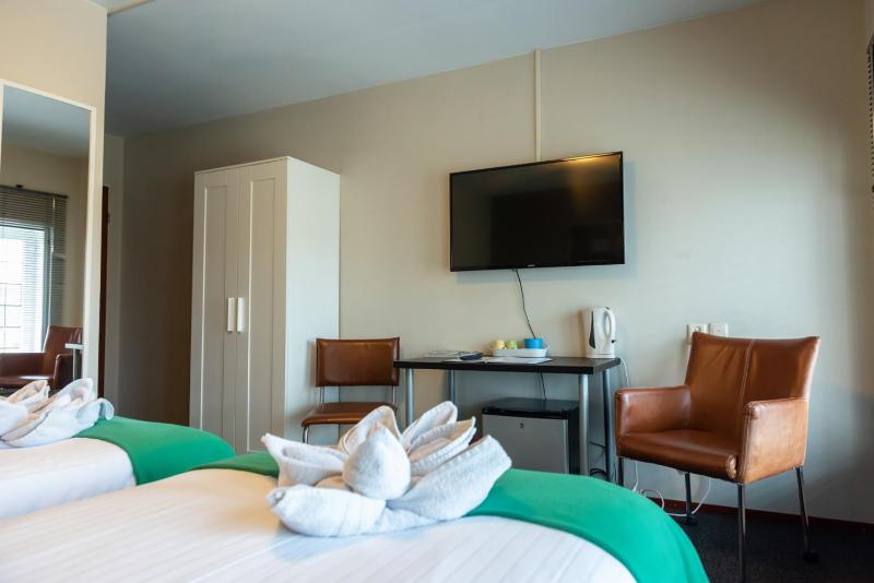 Standard Double Room image 4