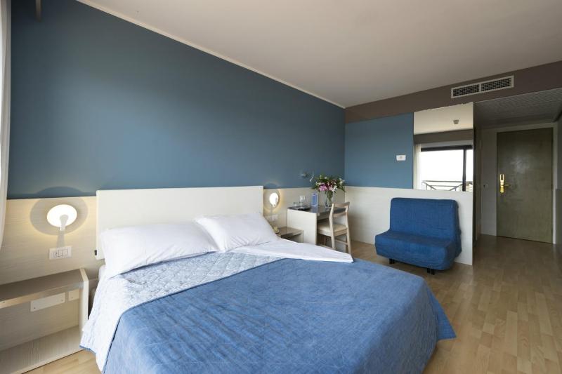 Deluxe Double with Pool View image 3