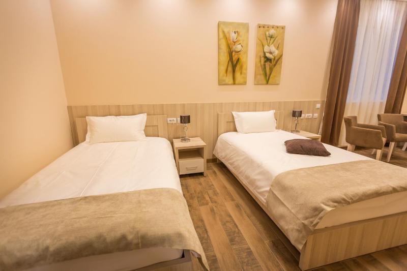 Superior Twin Room image 4