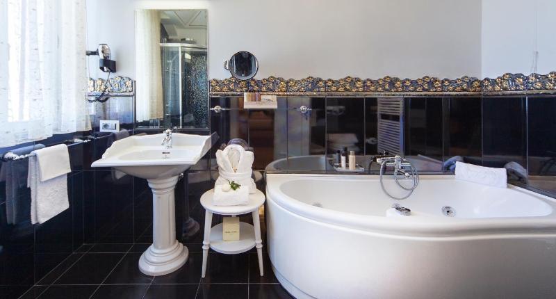 Deluxe Double or Twin Room image 2