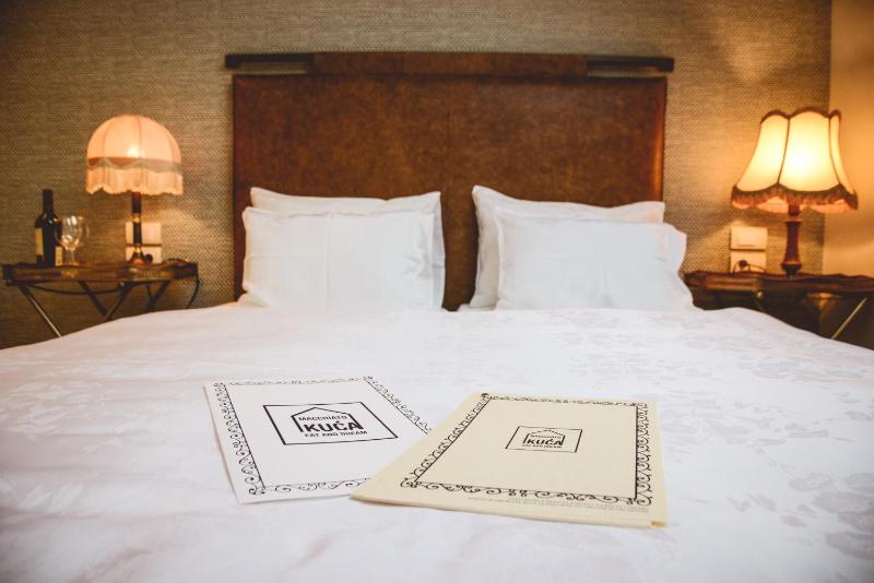 Deluxe Double or Twin Room image 2