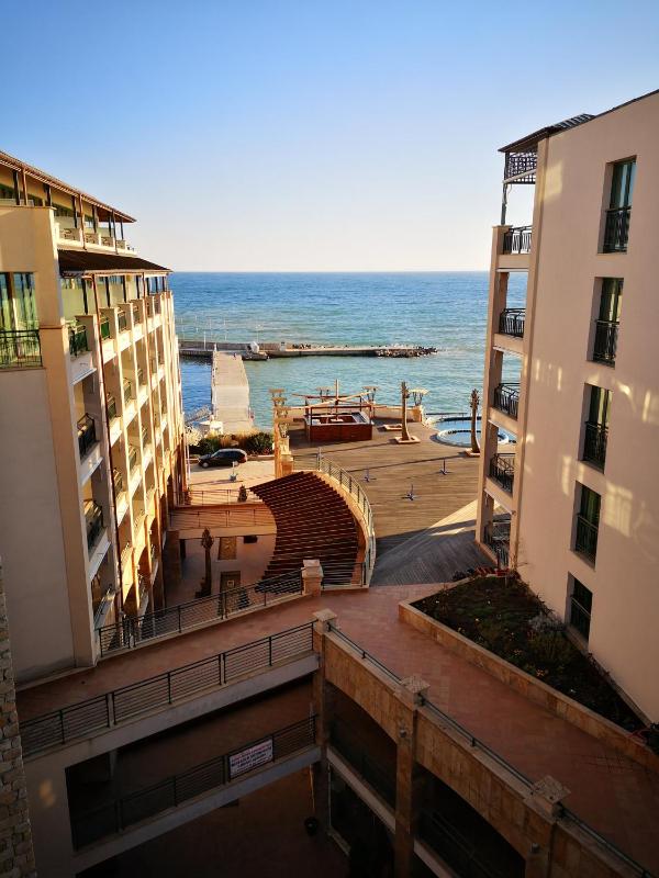 One-Bedroom Apartment with Sea View image 4