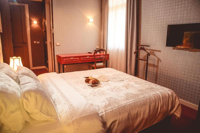 Superior Double Room image 3