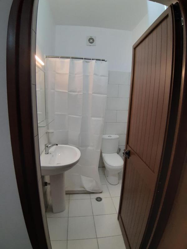 Economy Triple Room image 3