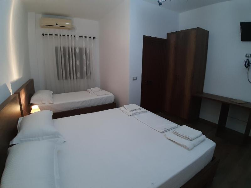 Economy Triple Room image 4