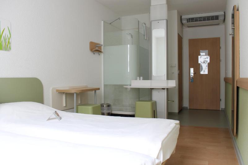 Standard Room with 2 Single Beds image 2