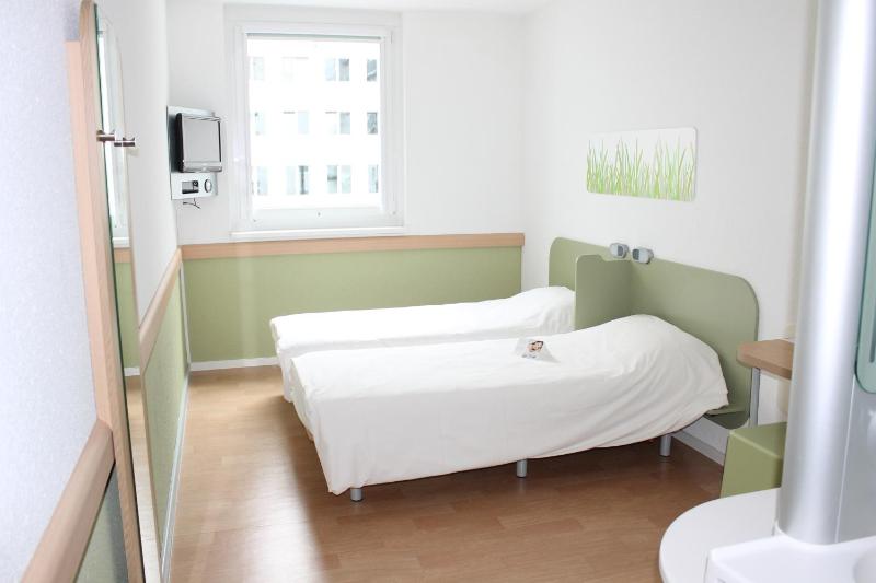 Standard Room with 2 Single Beds image 2