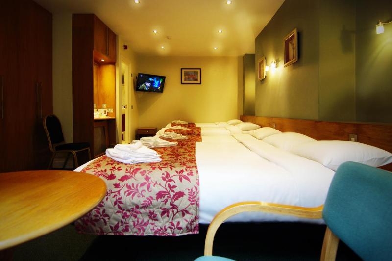 Quadruple Room image 2
