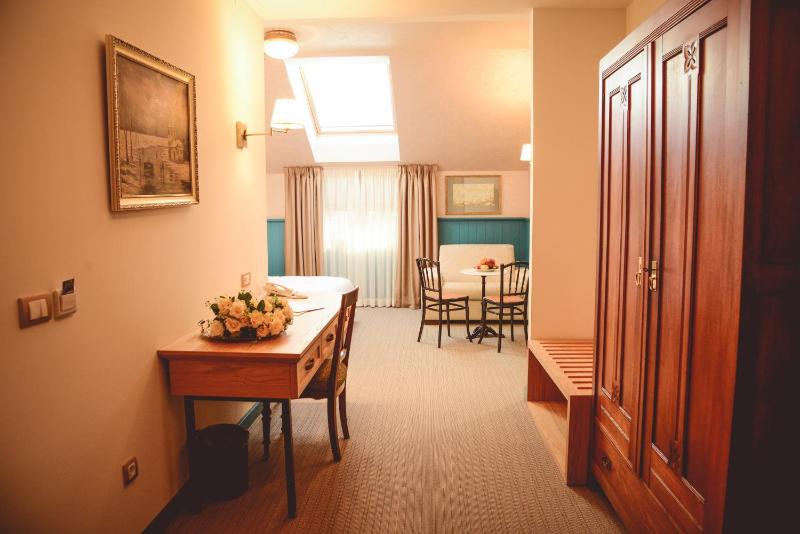 Deluxe Triple Room image 2
