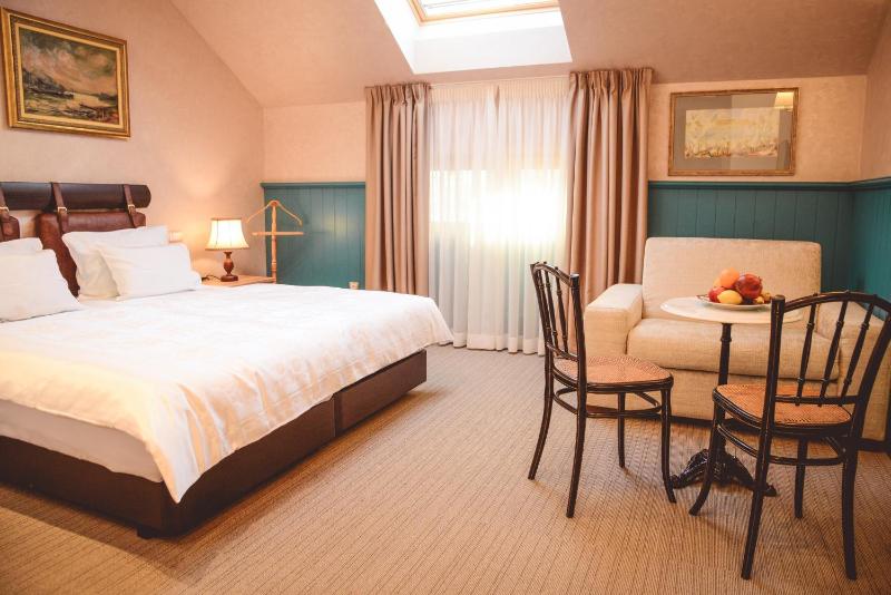 Deluxe Triple Room image 3