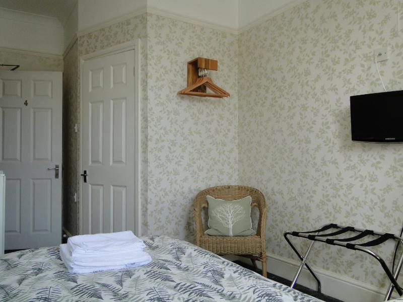 Single Room with Bathroom image 3