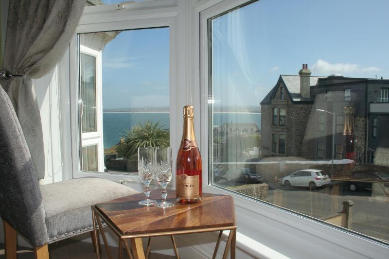Double Room with Sea View image 2