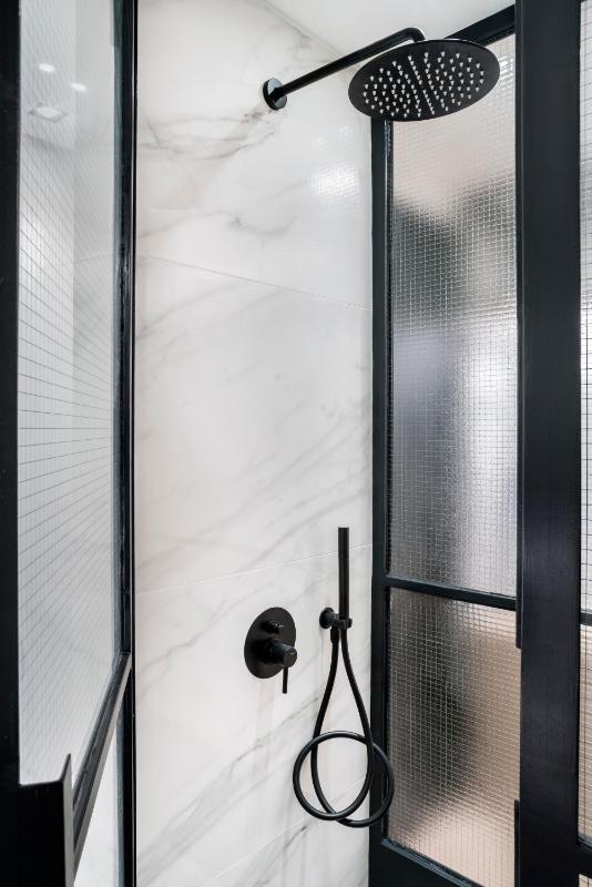 Cosy Double Room with Street View image 4