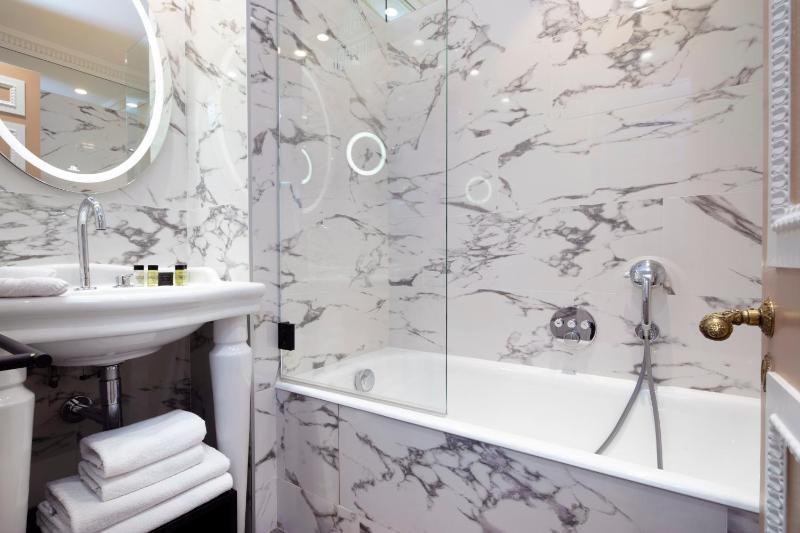 Deluxe Pantheon Room image 2