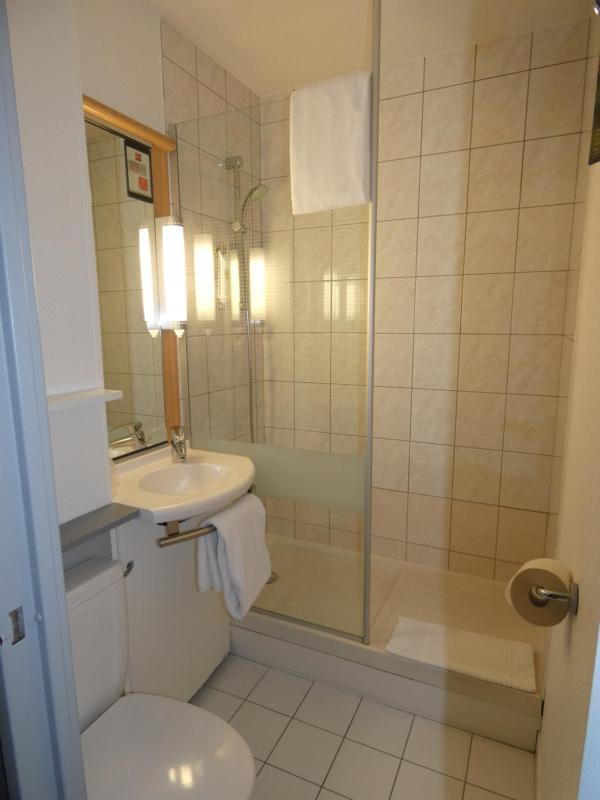 Standard Double Room image 3