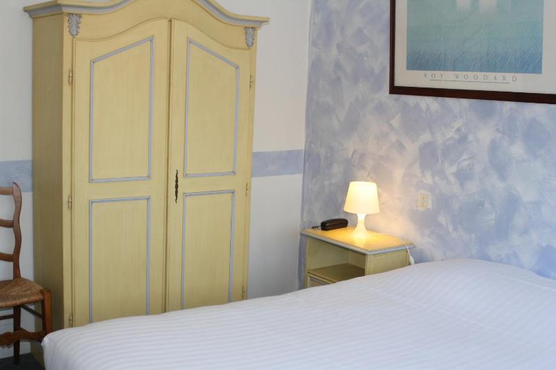 Comfort Double Room with Shower with Street View image 3