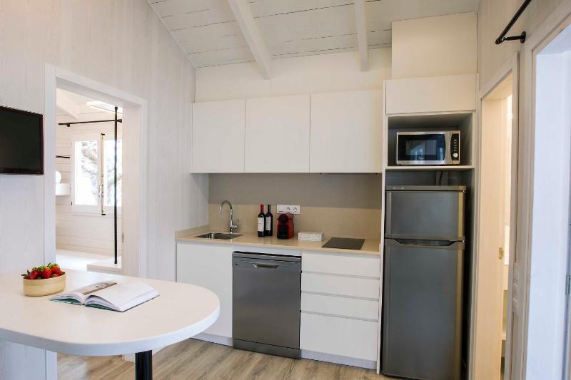 Two-Bedroom Bungalow image 4