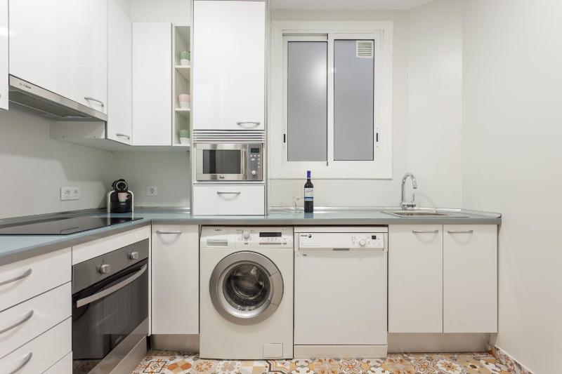 Three-Bedroom Apartment - Calle Viladomat(remodeled), 107 image 3